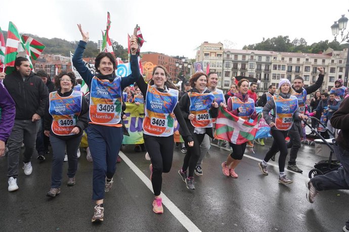 Varias personas participan en la llegada de la Korrika al Ayuntamiento de Bilbao, a 29 de marzo de 2026, en Bilbao, Bizkaia
