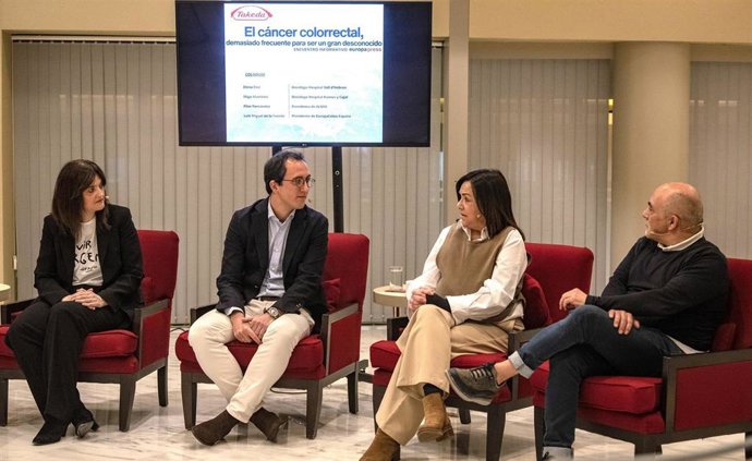 Los onc&oacute;logos Elena &Eacute;lez e &Iacute;&ntilde;igo Mart&iacute;nez y los presidentes de las asociaciones Almia, Pilar Fern&aacute;ndez, y EuropaColon Espa&ntilde;a, Luis Miguel de la Fuente