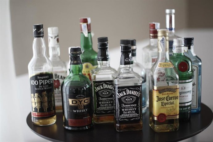Archivo - Recursos de alcohol, botellas, bebida