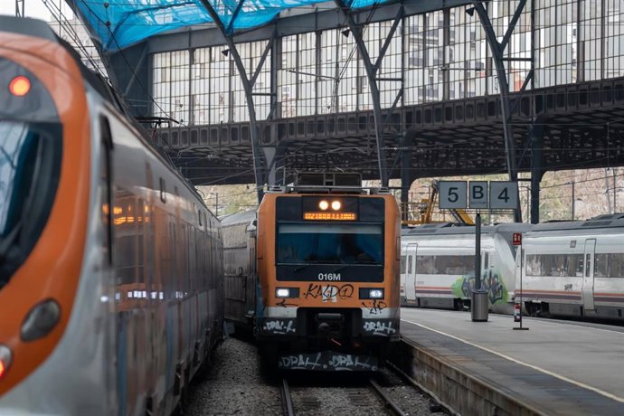 Archivo - Varios trenes en la estaci&oacute;n de Francia, donde opera Rodalies, a 21 de febrero de 2025, en Barcelona, Catalunya (Espa&ntilde;a).