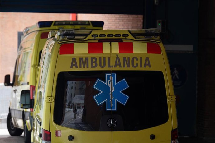 Archivo - Unas ambulancias, a 16 de julio de 2024, en Barcelona, Catalunya (Espa&ntilde;a)