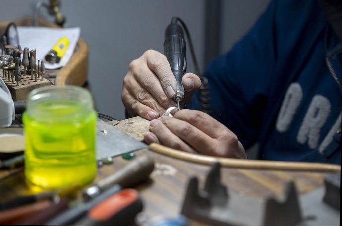 Archivo - Un artesano trabaja en su puesto en un Mercado de Artesan&iacute;a