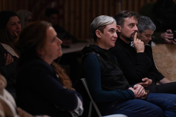 Archivo - (I-D) La exalcaldesa de Barcelona Ada Colau, y los concejales de Barcelona en Com&uacute;, Marc Serra, y Luc&iacute;a Mart&iacute;n, durante una rueda de prensa, en la sede de Comuns, a 23 de febrero de 2026, en Barcelona, Catalunya (Espa&ntilde;a). Pisarello ganaba ayer,
