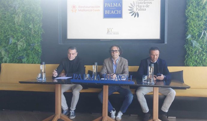 De izquierda a derecha, el presidente de la Asociaci&oacute;n de Hoteleros de Playa de Palma, Pedro Mar&iacute;n, el CEO de Palma Beach, Mica Ferrer, y el presidente de CAEB Restauraci&oacute;n, Juan Miguel Ferrer.