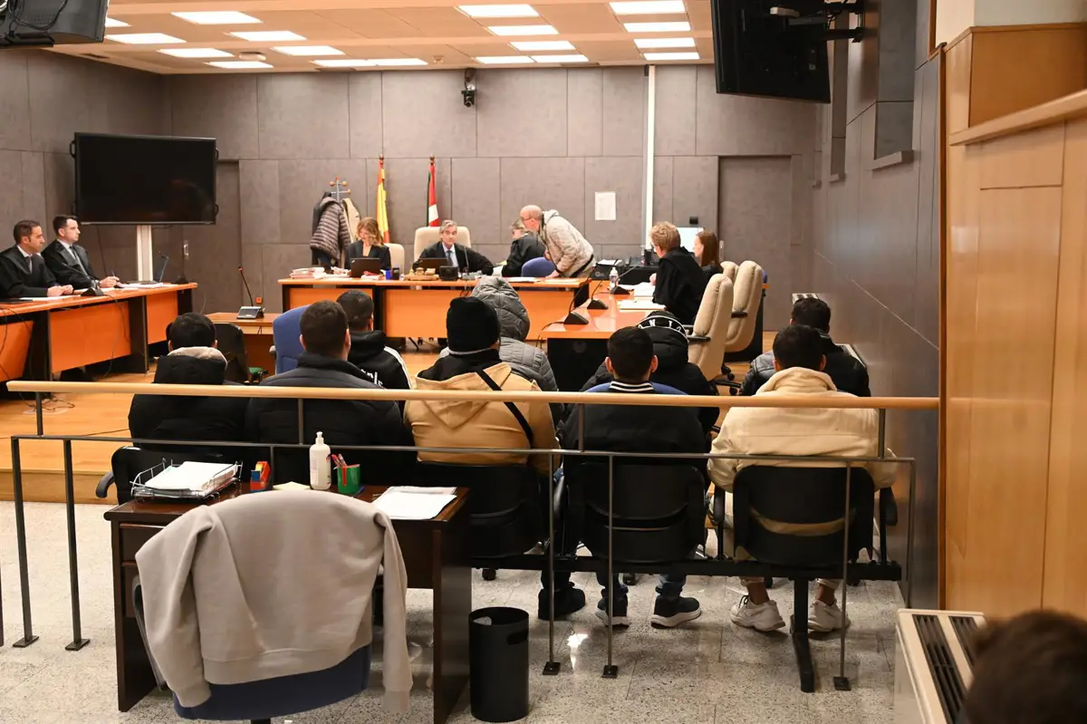 Diez hombres condenados a dos años de cárcel por agresión homófoba a un joven en Basauri