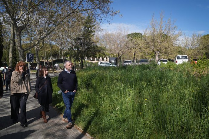 Collboni visita junto a Bonet el solar en el que se ubicar&aacute; el primer 'hub' p&uacute;blico de recarga ultrar&aacute;pida de Barcelona y de Espa&ntilde;a.