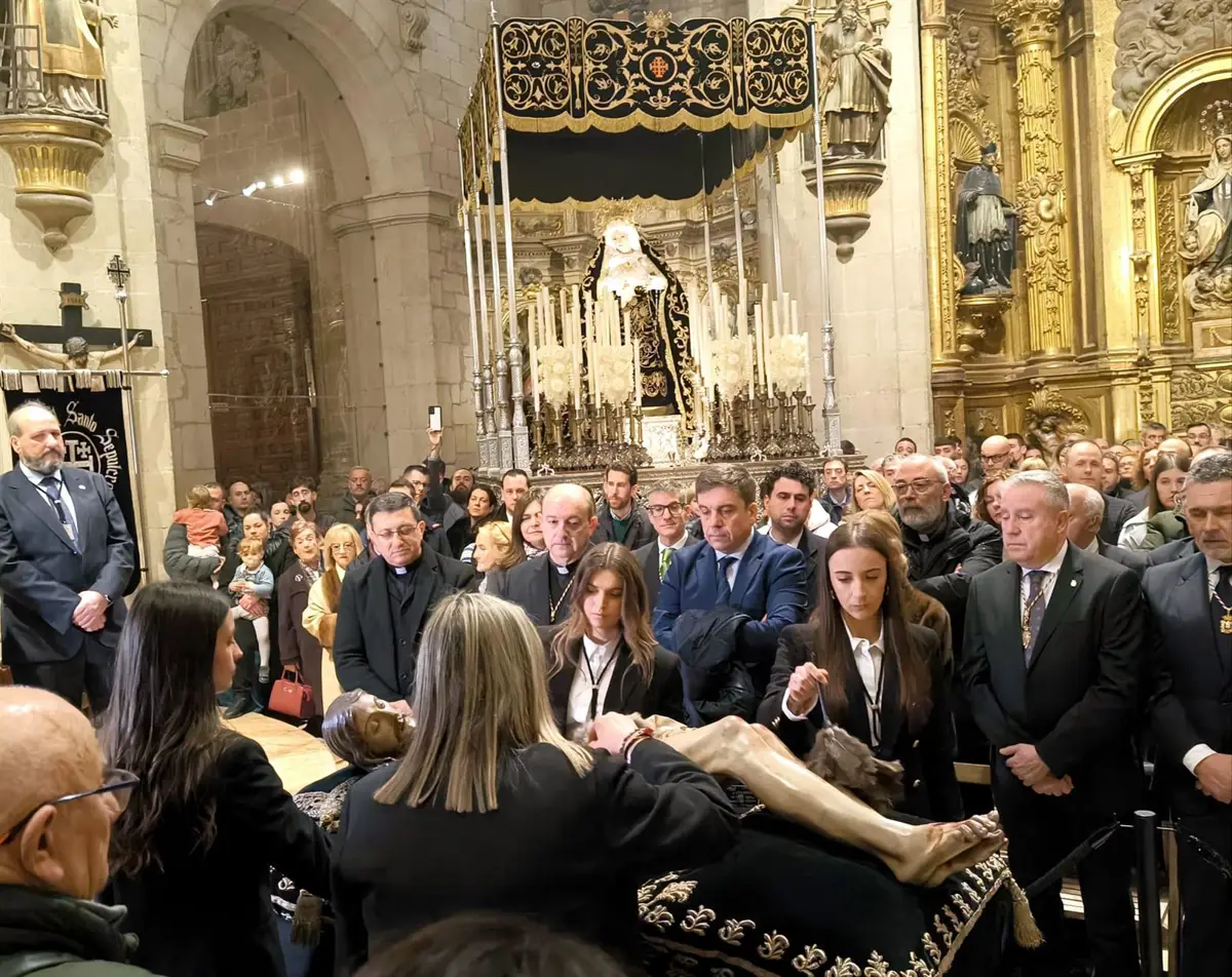 Cientos de logroñeses participan en la tradicional limpieza del Cristo del Sepulcro