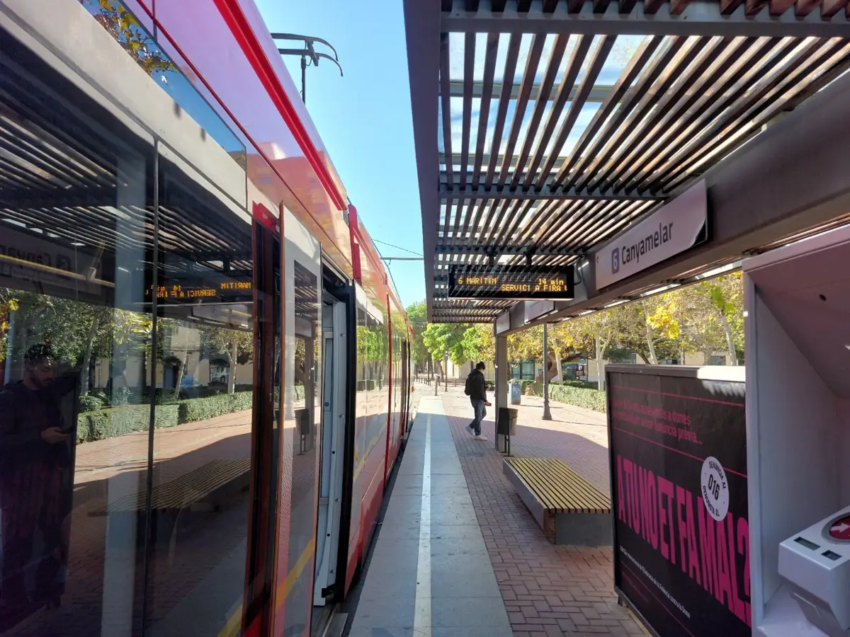 Un camión daña la catenaria y obliga a interrumpir la L6 y parte de la L4 de Metrovalencia