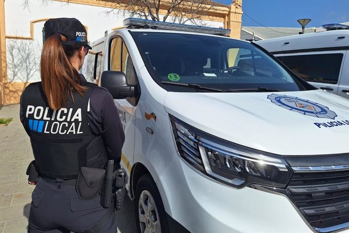 Un agente de la Polic&iacute;a Local de Palma, de espaldas.