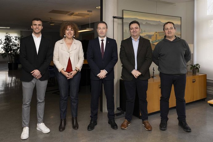 NAce en la UPNA la C&aacute;tedra Delso Agro-Next. I-D: Daniel Eugui (DELSO); Inmaculada Farran, profesora de la UPNA y directora de la C&aacute;tedra; Ram&oacute;n Gonzalo, rector de la UPNA; Santiago Cenoz (DELSO); y el profesor de la UPNA Luis Arregui.