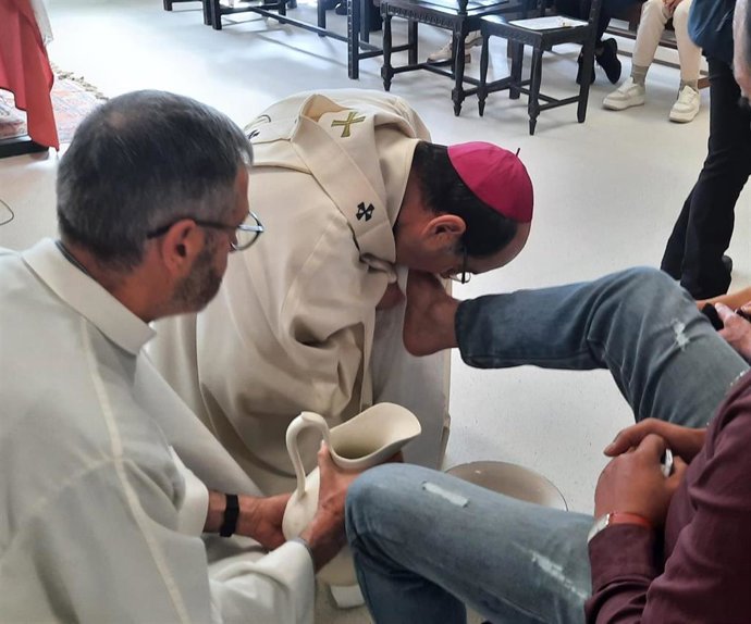 El arzobispo de Pamplona y Obispo de Tudela, Florencio Rosell&oacute;, lava los pies a varios internos en la celebraci&oacute;n de la eucarist&iacute;a del Jueves Santo en el centro penitenciario de la capital navarra.
