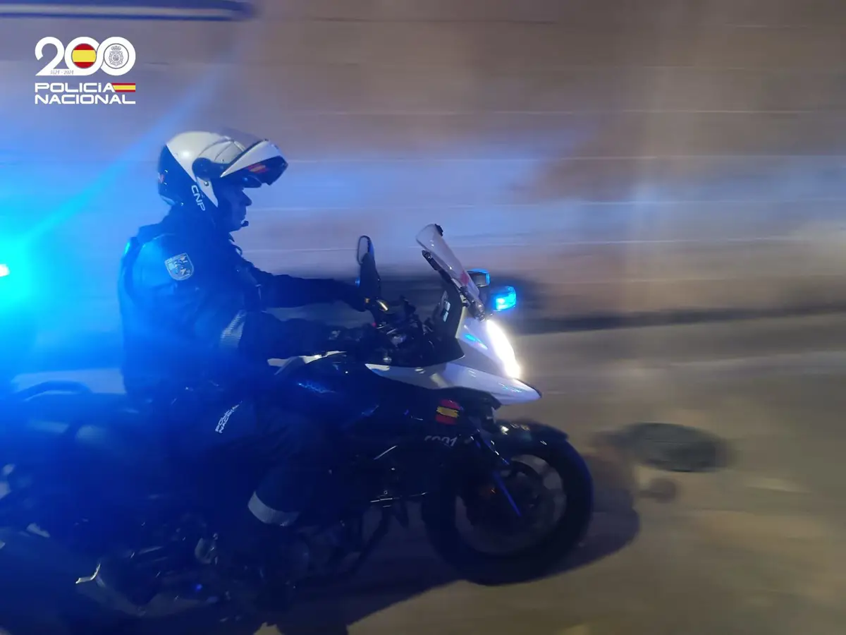Un ciclista que bailaba daña un taxi en Palma, rompiendo un retrovisor y otros elementos del