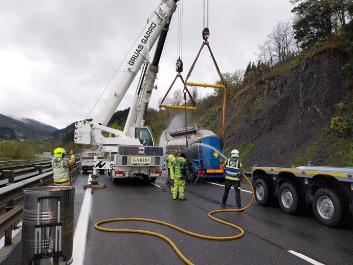 Cami&oacute;n accidentado en Idiazabal