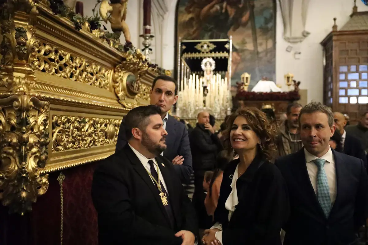 Montero participa en la Semana Santa de Jaén y rinde homenaje al Nazareno de 'El Abuelo' con una