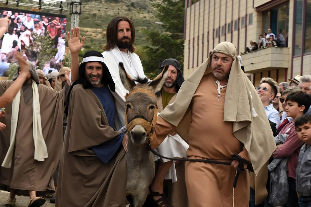 renovación del drama de la cruz de Alcorisa para un viernes santo más accesible y evocador