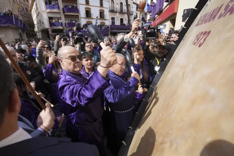 antonio resines hace vibrar calanda con el retumbar de cientos de tambores en una plaza llena de