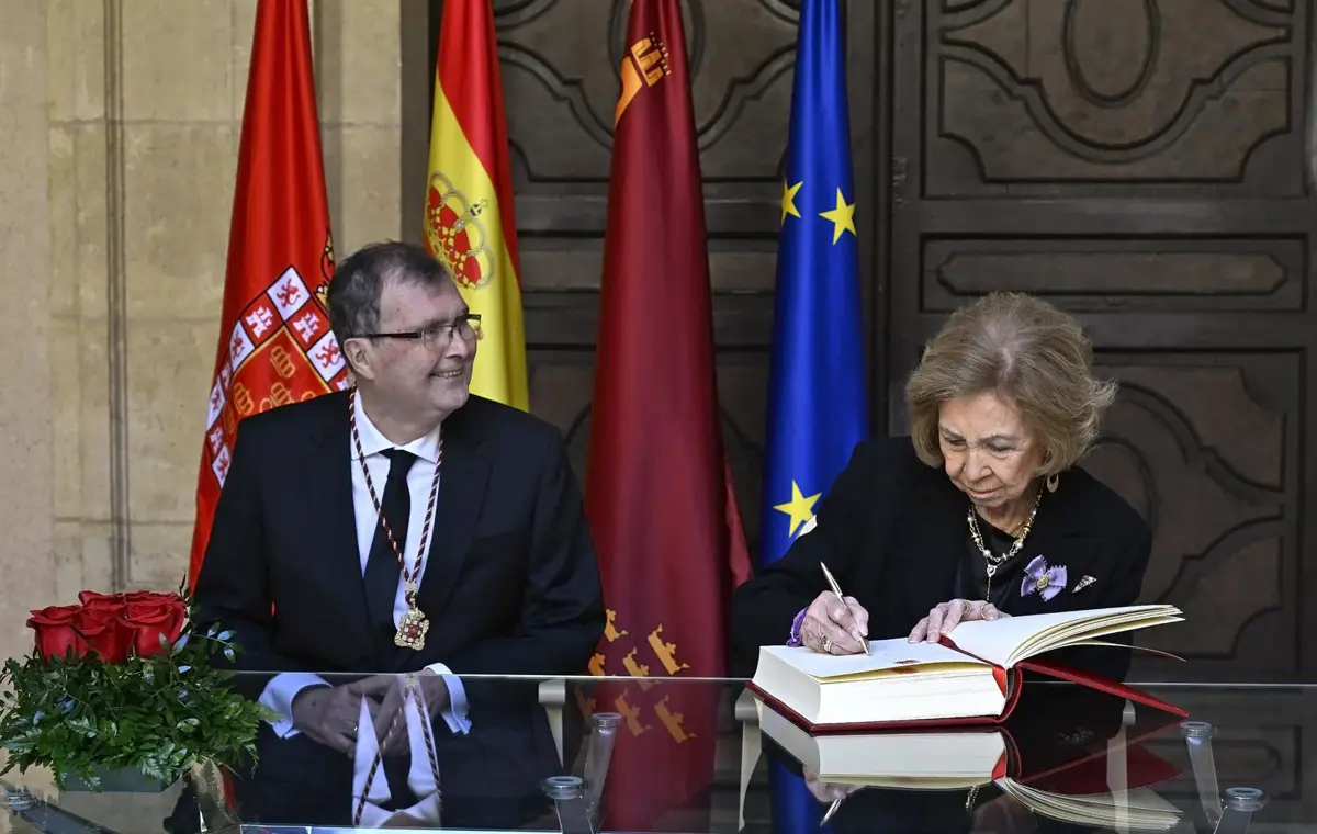 La reina Sofía visita Murcia y deja su firma en el Libro de Oro del Ayuntamiento local