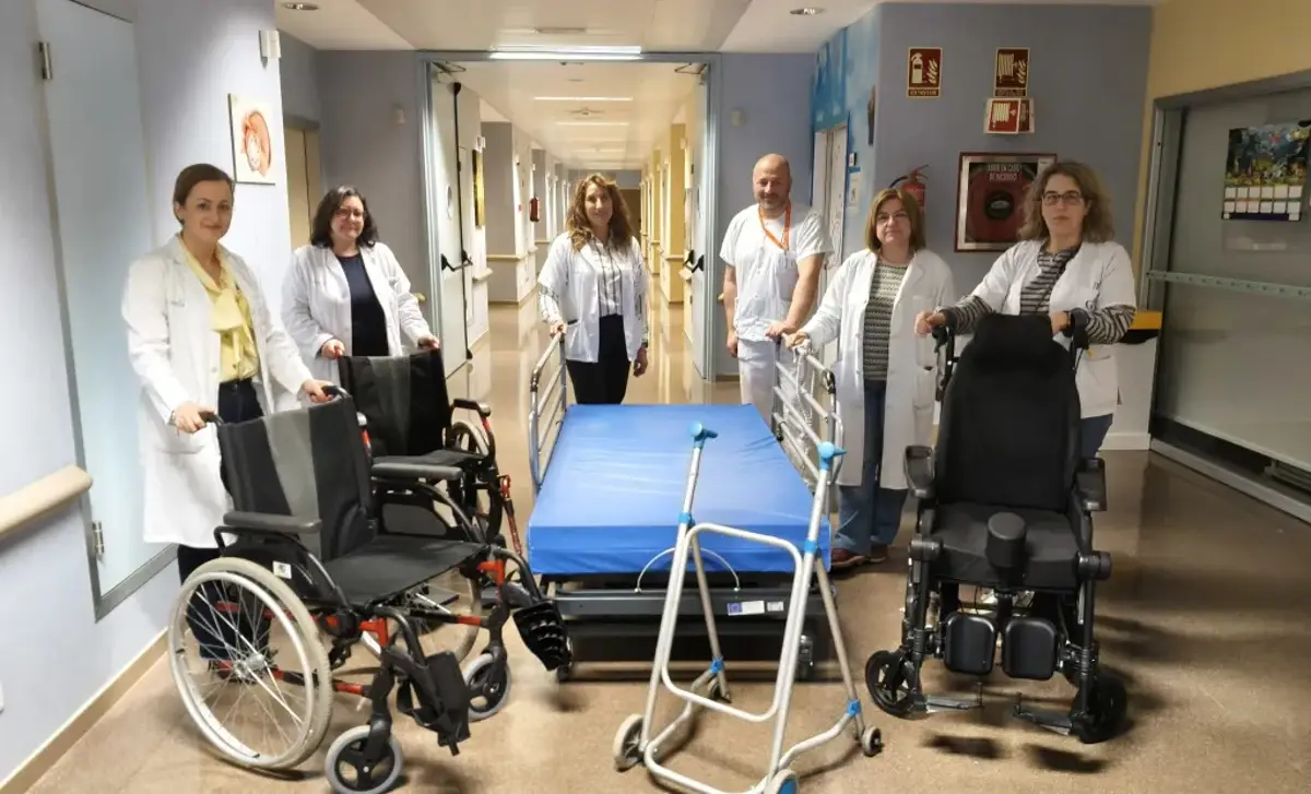 El hospital de Tomelloso añade andadores, bastones y camas articuladas a su servicio de préstamos
