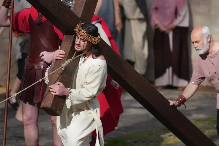 Cientos de personas llenan las calles de Balmaseda para presenciar el Via Crucis Viviente este