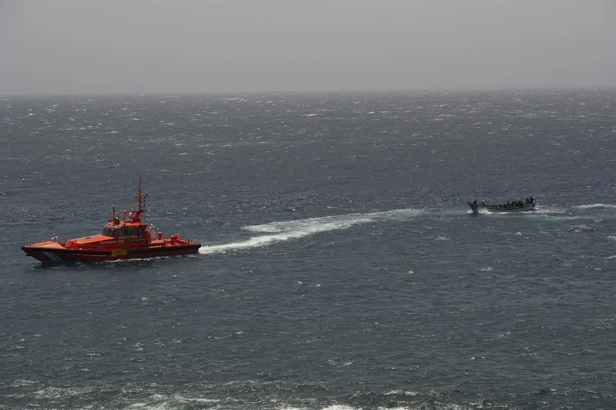 Interceptan un cayuco a 15 kilómetros de la costa y lo trasladan al puerto de La Restinga, El