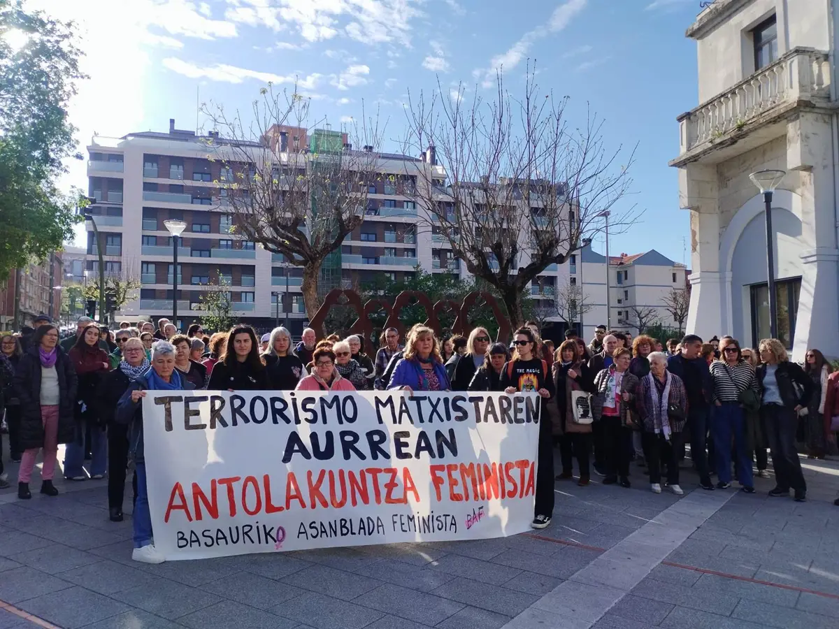 Vecinos de Basauri se manifiestan tras el asesinato de una mujer y piden compromiso institucional
