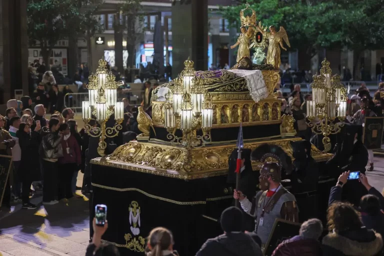 La solemnidad del Santo Entierro envuelve en duelo la tristeza del Viernes Santo