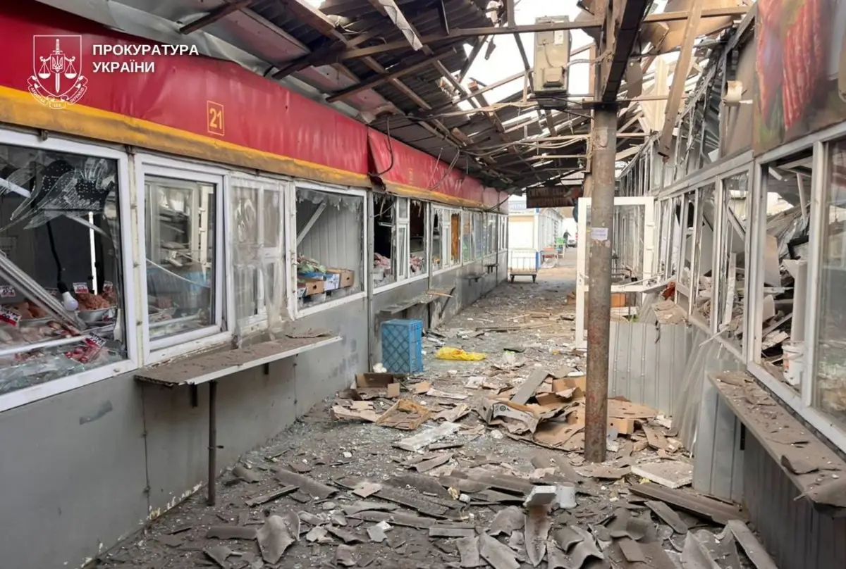 Ucrania reporta cinco muertos y 19 heridos por ataque ruso a un mercado en el este del país