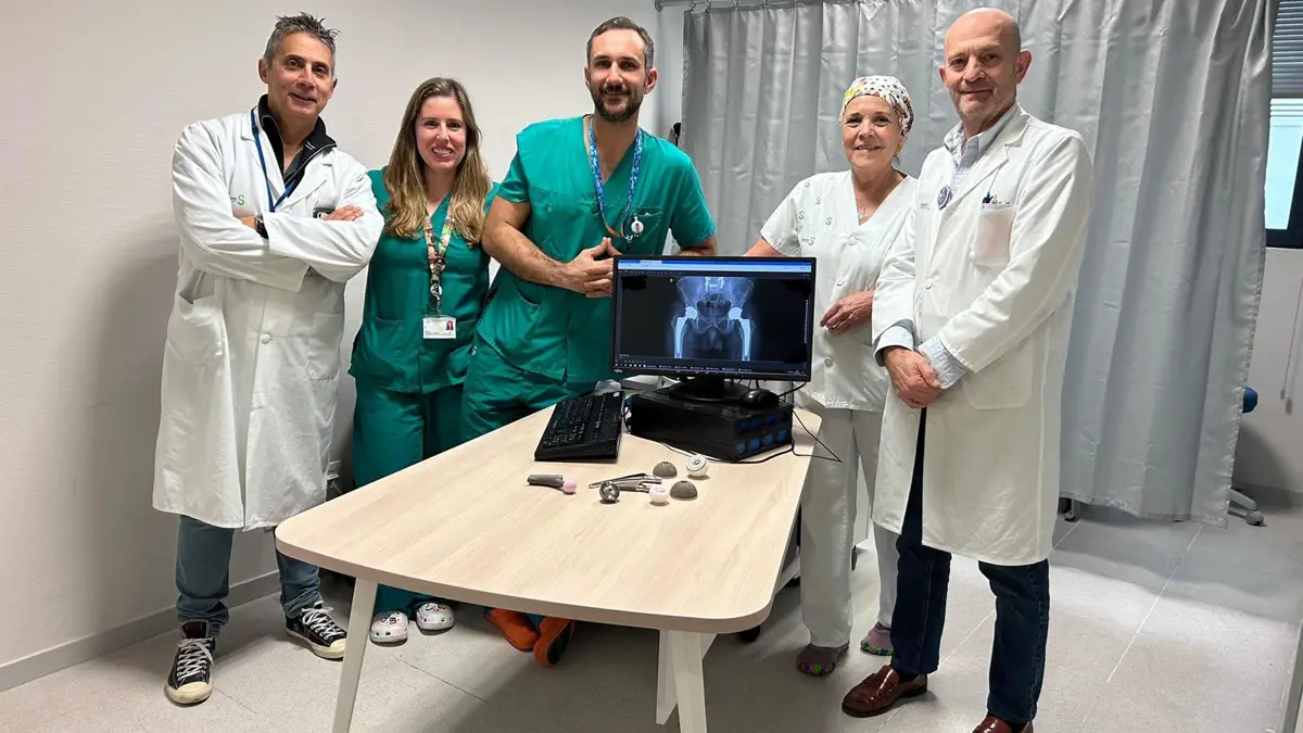 El hospital de Toledo lleva a cabo su primera cirugía de prótesis bilateral en una sola