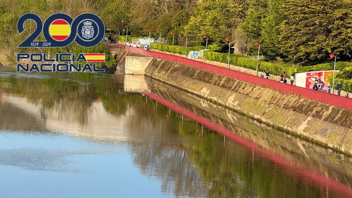Un policía nacional se lanza al Ebro para rescatar a una mujer con ayuda de otros agentes y buzos