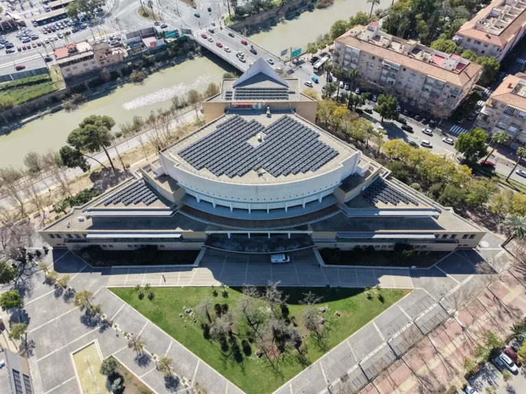 El auditorio Víctor Villegas ahora genera cerca del 50% de la energía eléctrica que utiliza