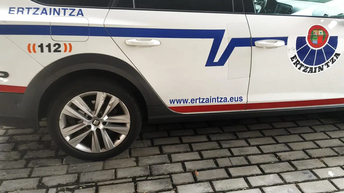 La seguridad condena las pintadas en Amurrio contra la Ertzaintza y un agente en particular
