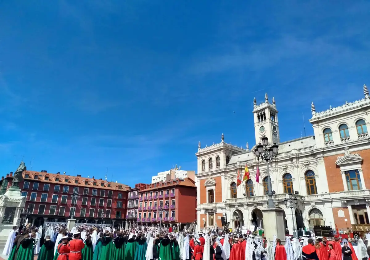 La reunión de Jesús resucitado con su madre atrae a miles a la Plaza Mayor de Valladolid