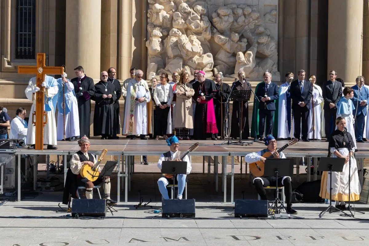Las campanas y las jotas destacan en el Encuentro de la Virgen de la Esperanza y el Cristo