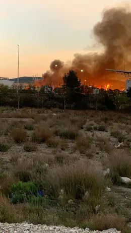 Los bomberos combaten un incendio en la empresa Urbaser, ubicada en el PTR.