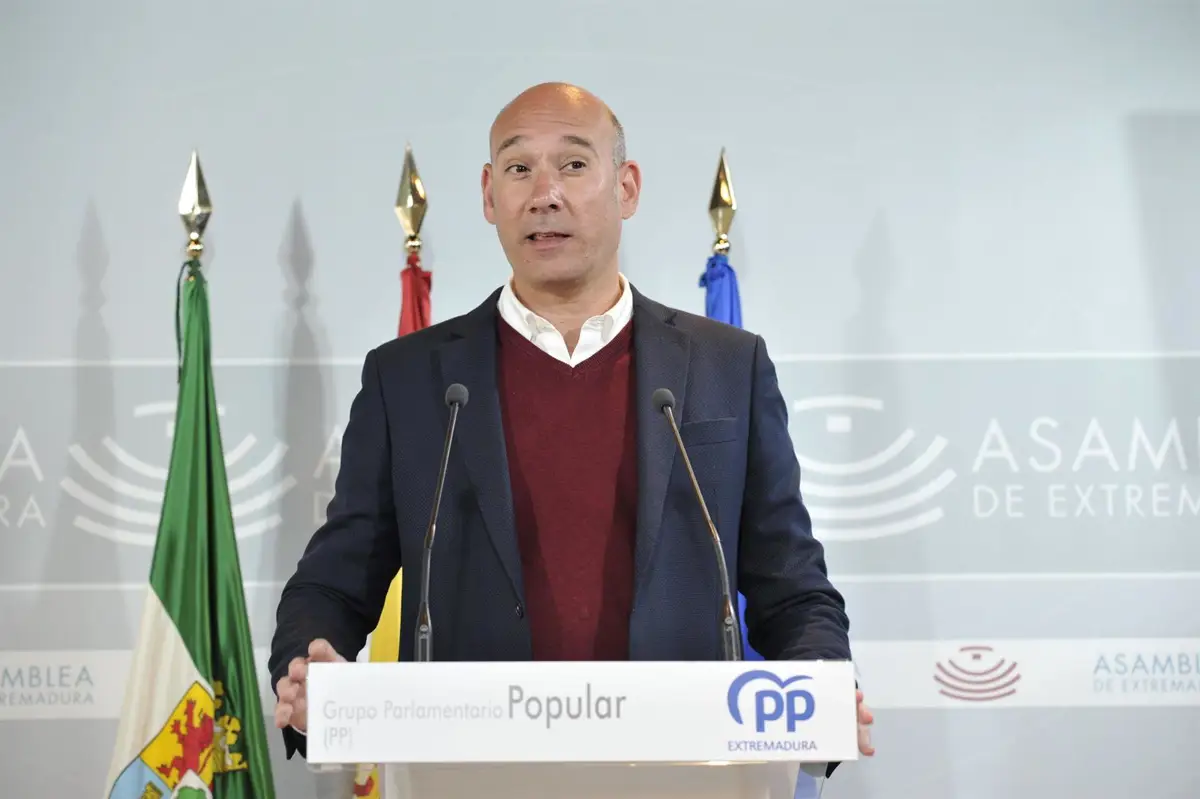 El PP de Extremadura busca cerrar pronto el acuerdo con Vox, avanzando en una negociación muy