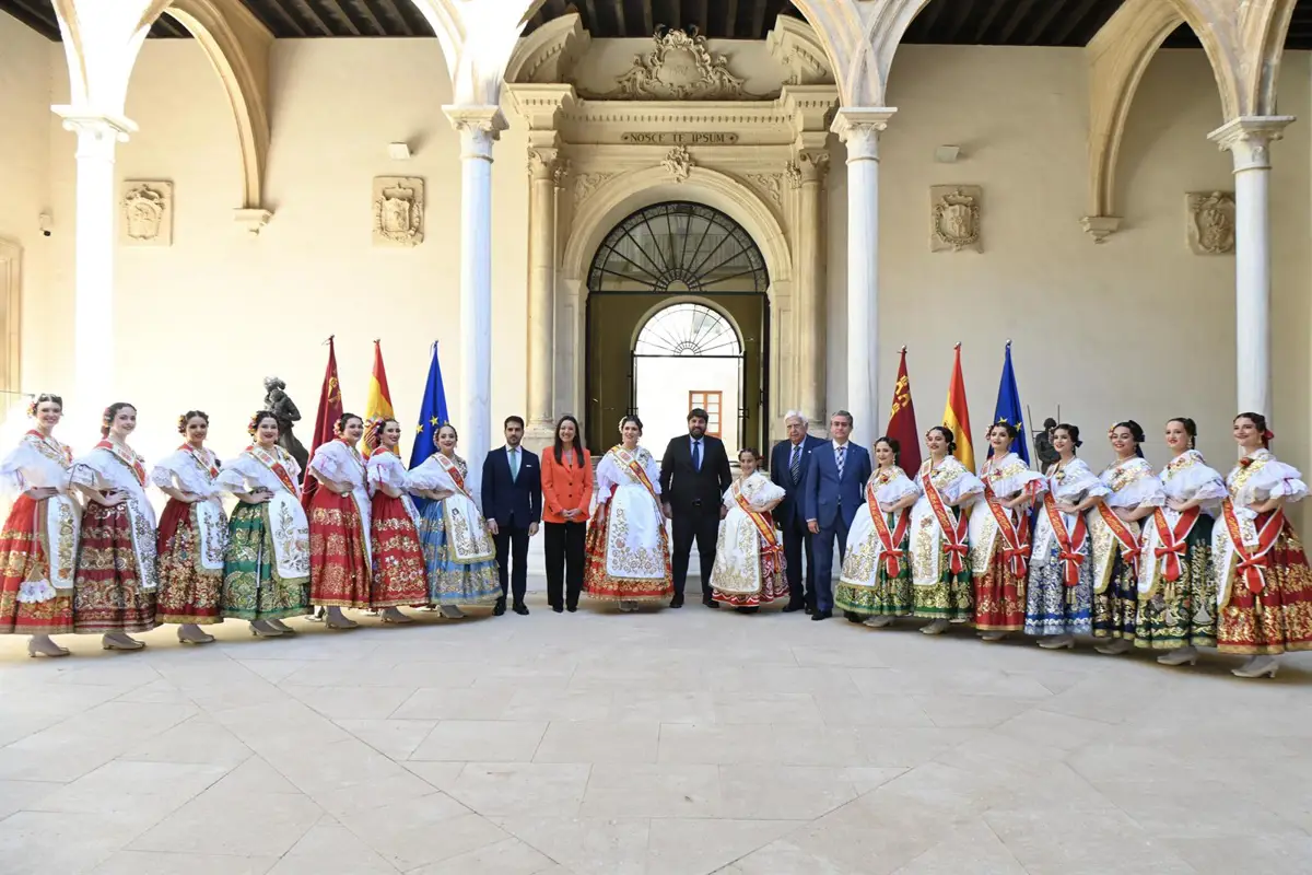 López Miras se reúne con las Reinas de la Huerta 2026, resaltando que representan la esencia de