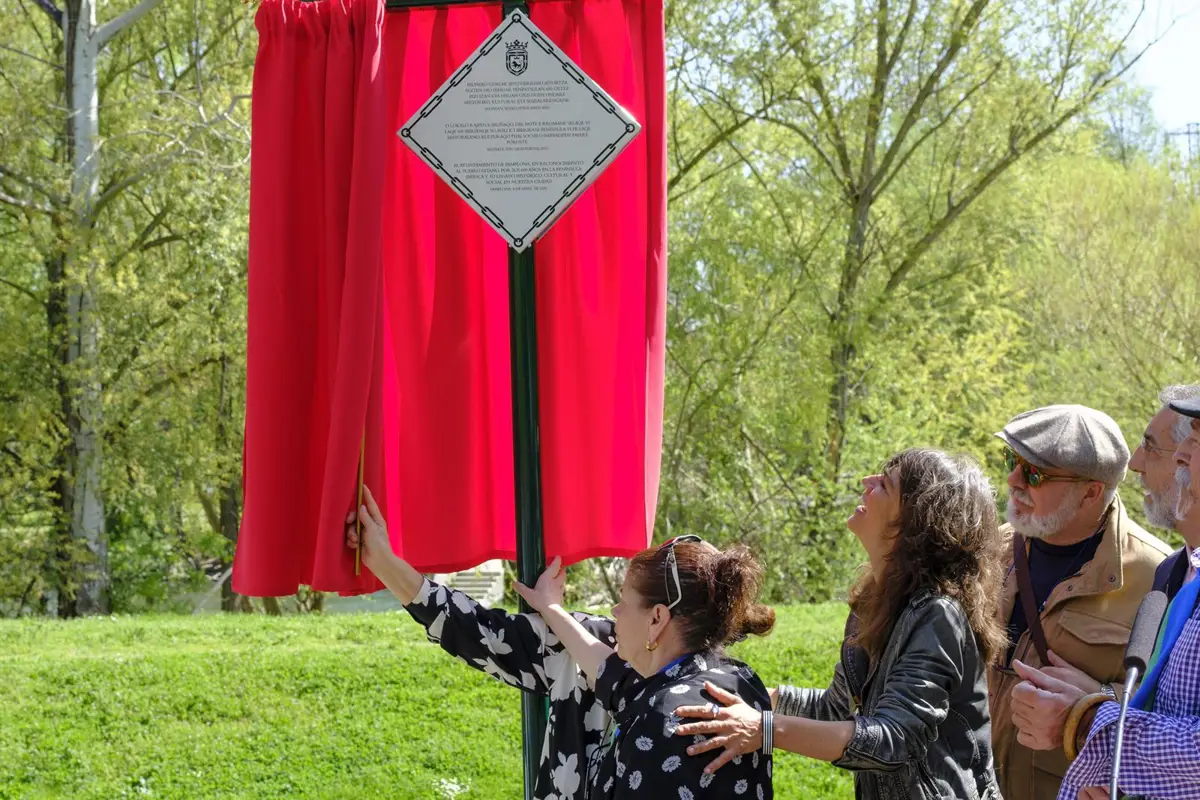 El Ayuntamiento de Pamplona rinde homenaje al pueblo gitano con dos placas en la ciudad