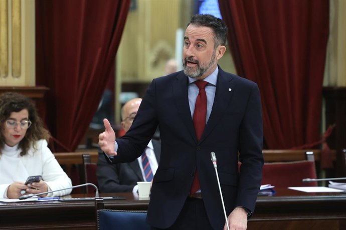 Archivo - El conseller de Vivienda, Jos&eacute; Luis Mateo.
