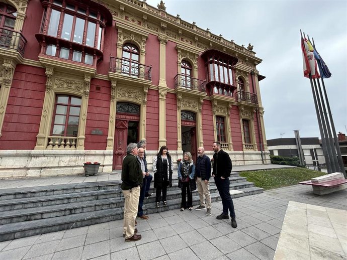 El secretario de Pol&iacute;tica Municipal de la FSA-PSOE, &Aacute;lvaro Valle, y de la portavoz del grupo municipal socialista de Carre&ntilde;o, Amelia Fern&aacute;ndez, durante su atencion a medios de comunicaci&oacute;n en Cand&aacute;s.