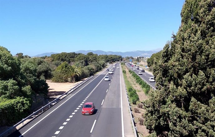 Archivo - Veh&iacute;culos circulando por la carretera Ma-19 de Mallorca.