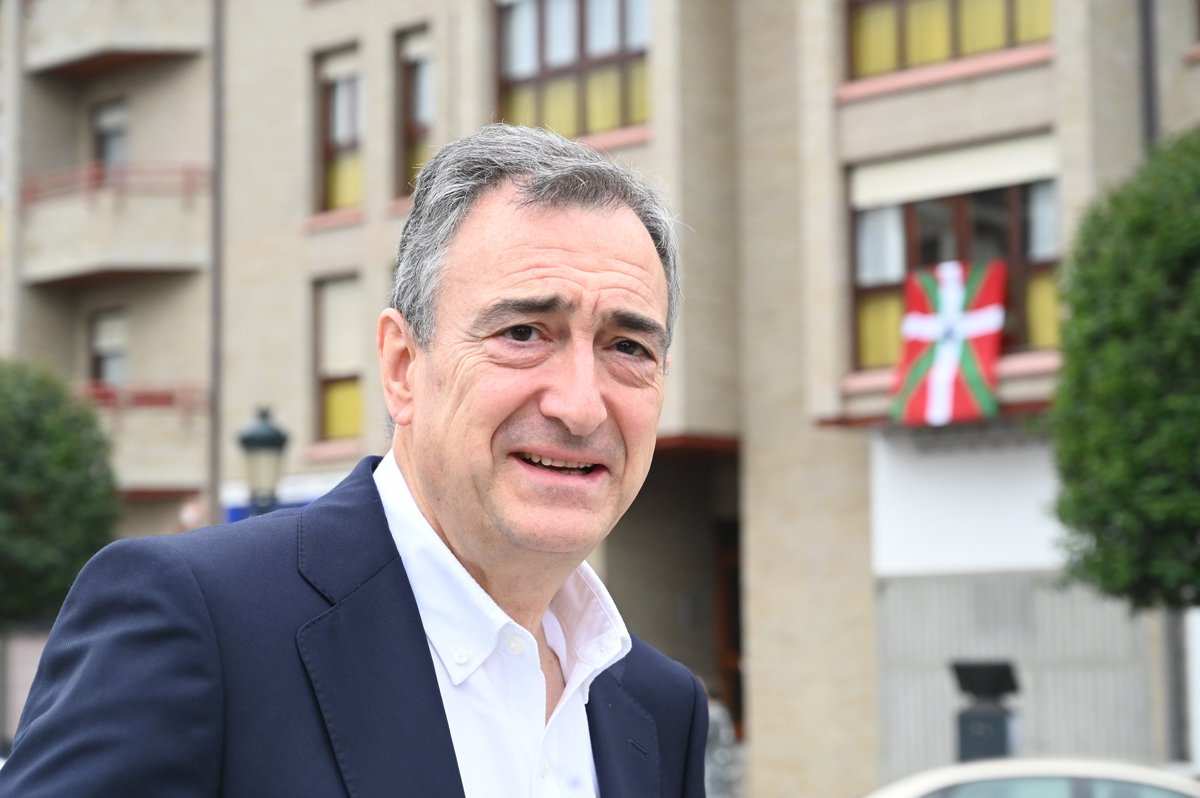 Esteban cancela una reunión con Moncloa por la "falta de respeto" del PSE al publicar una foto en
