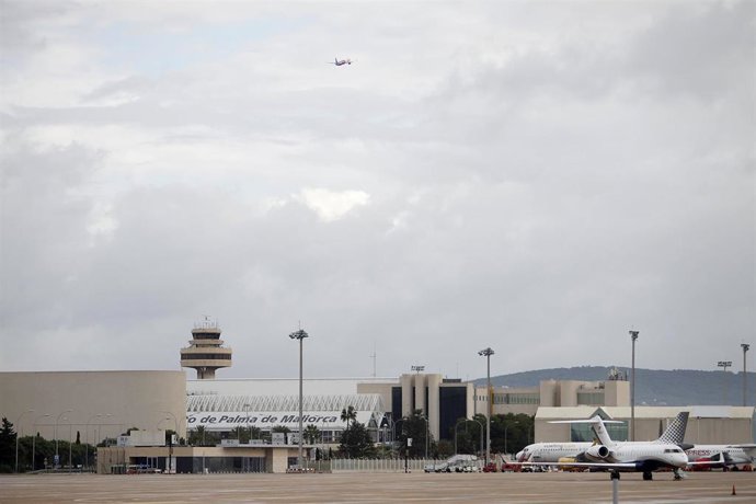 Archivo - Un avi&oacute;n en una de las pistas del Aeropuerto de Palma, a 8 de noviembre de 2021, en Palma de Mallorca, Mallorca, Islas Baleares (Espa&ntilde;a).