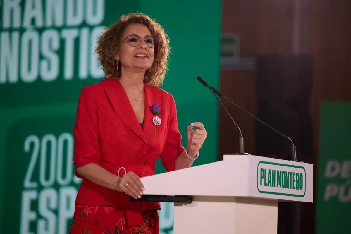 Montero defiende su "respetable currículum" ante las "mentiras" de Moreno y los ataques del PP