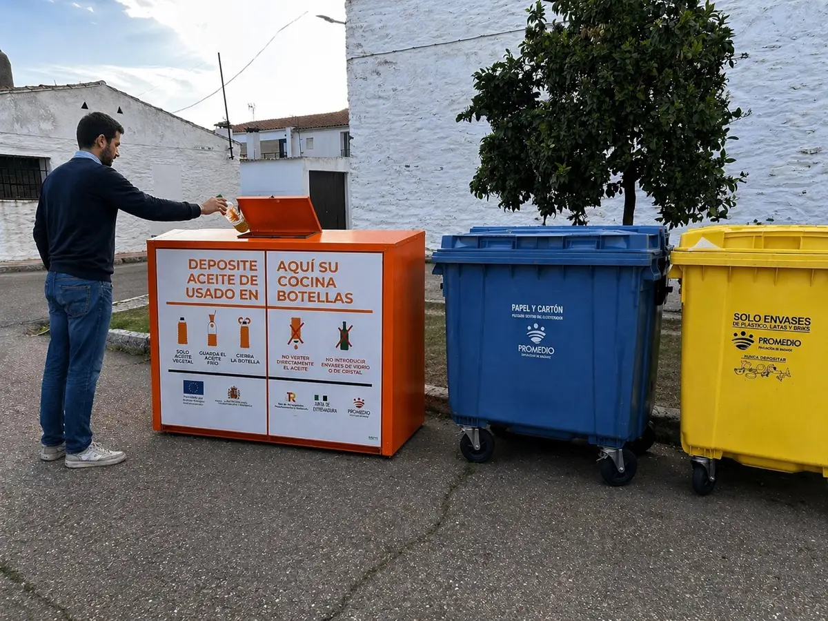 Una campaña de reciclaje distribuirá embudos en 48 localidades de Badajoz para el aceite de cocina