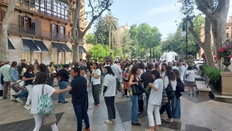 Cien médicos protestan en la tercera semana de huelga exigiendo la dimisión de García por el