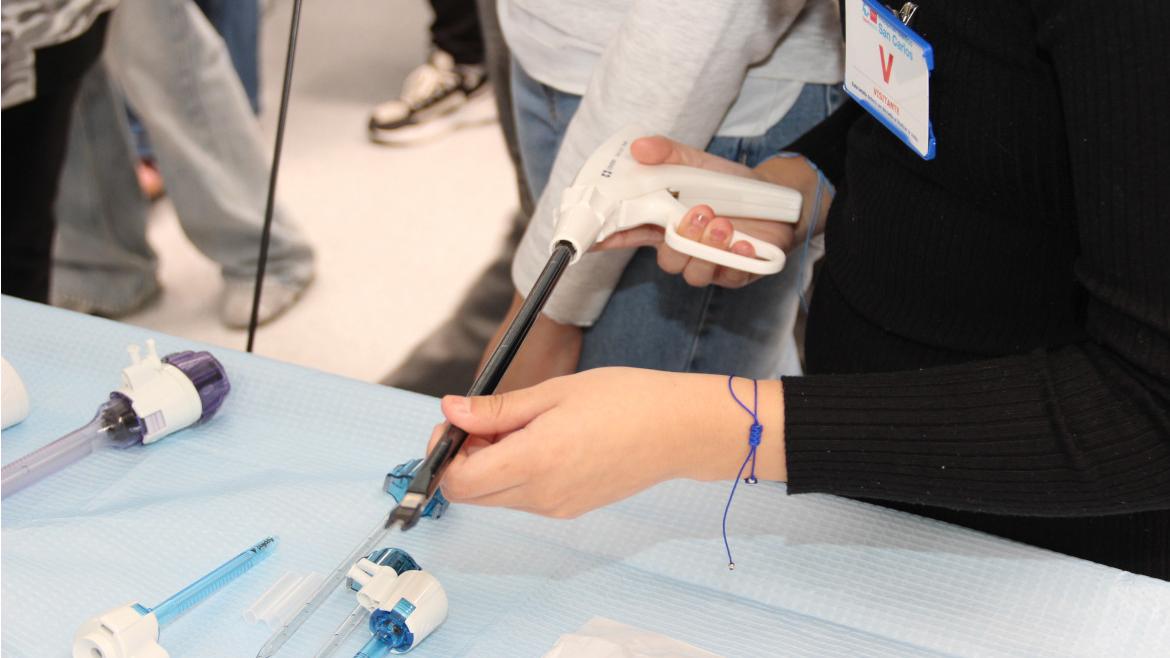 El hospital clínico San Carlos acoge a alumnos de 17 centros para informarles sobre carreras