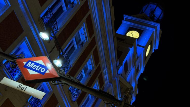 La Comunidad de Madrid ilumina en azul la Real Casa de Correos por el Día Mundial del Cáncer de