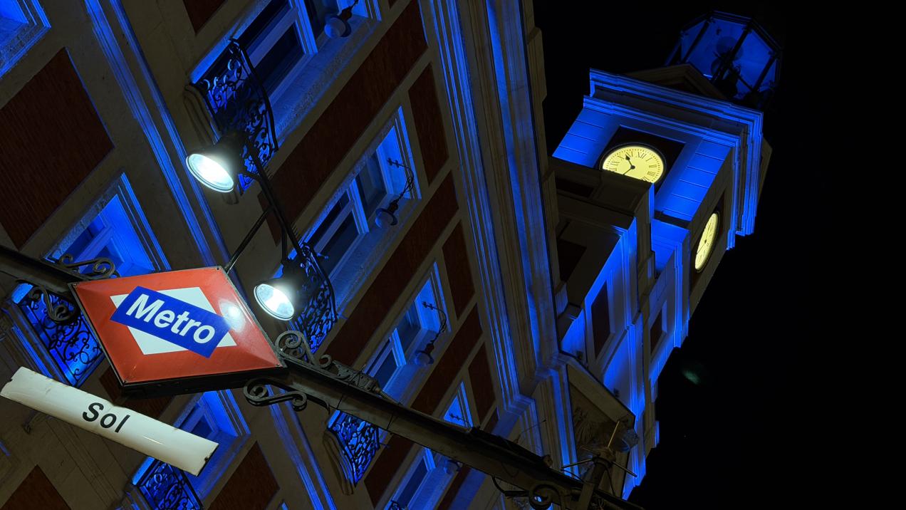 La Comunidad de Madrid ilumina en azul la Real Casa de Correos por el Día Mundial del Cáncer de