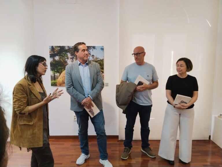 El Gobierno de Canarias presenta en Madrid una exposición que resalta su cultura y tradiciones.