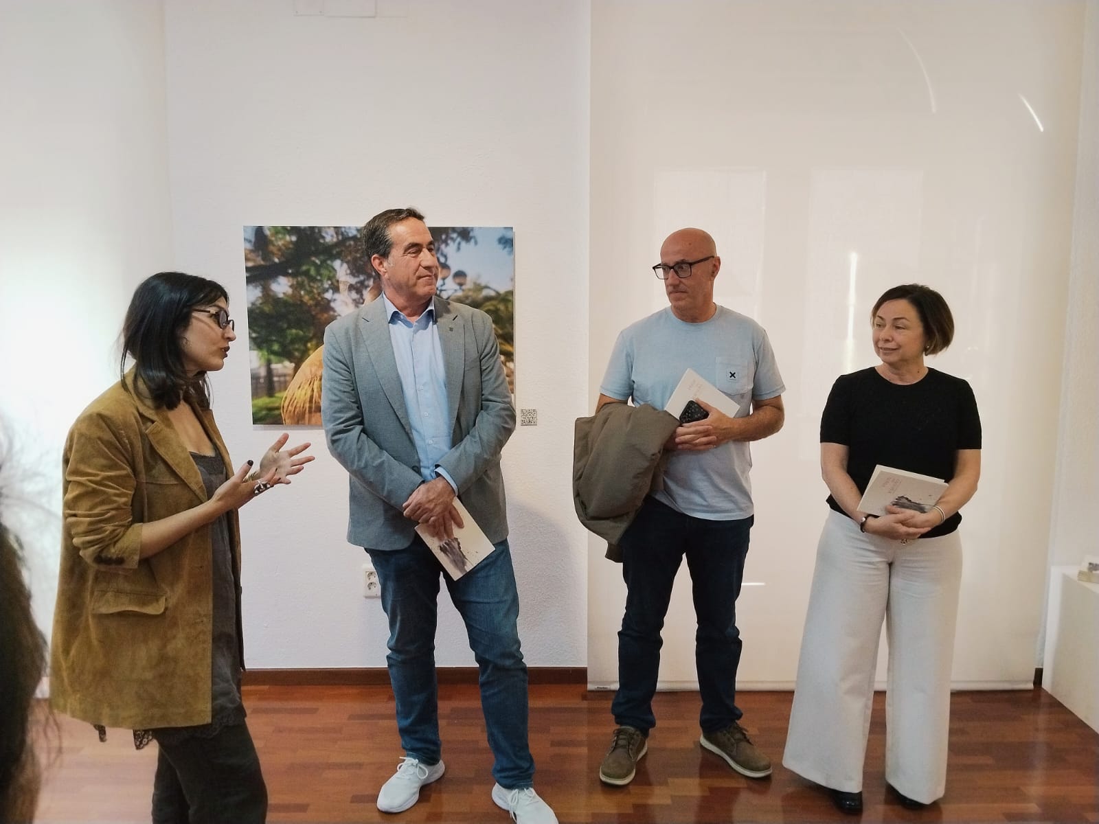 El Gobierno de Canarias presenta en Madrid una exposición que resalta su cultura y tradiciones.